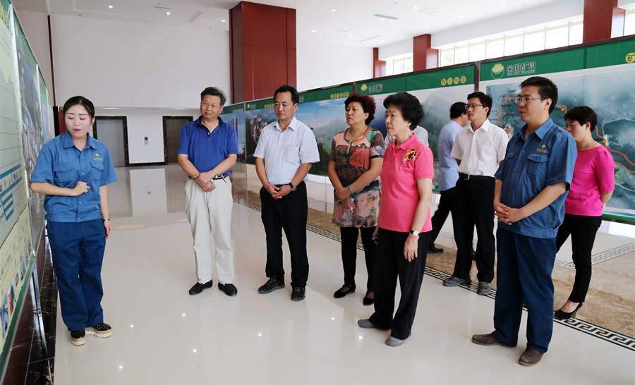 1-2015年8月，全國政協(xié)副主席、中國科學(xué)院院士王志珍一行蒞臨金徽股份調(diào)研。.jpg