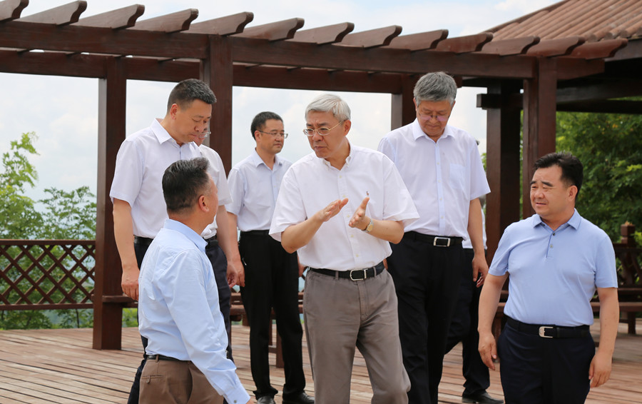7-2021年7月，中共中央委員、時任甘肅省委書記尹弘蒞臨金徽股份調(diào)研指導(dǎo)防災(zāi)減災(zāi)和綠色礦山建設(shè)情況。.jpg