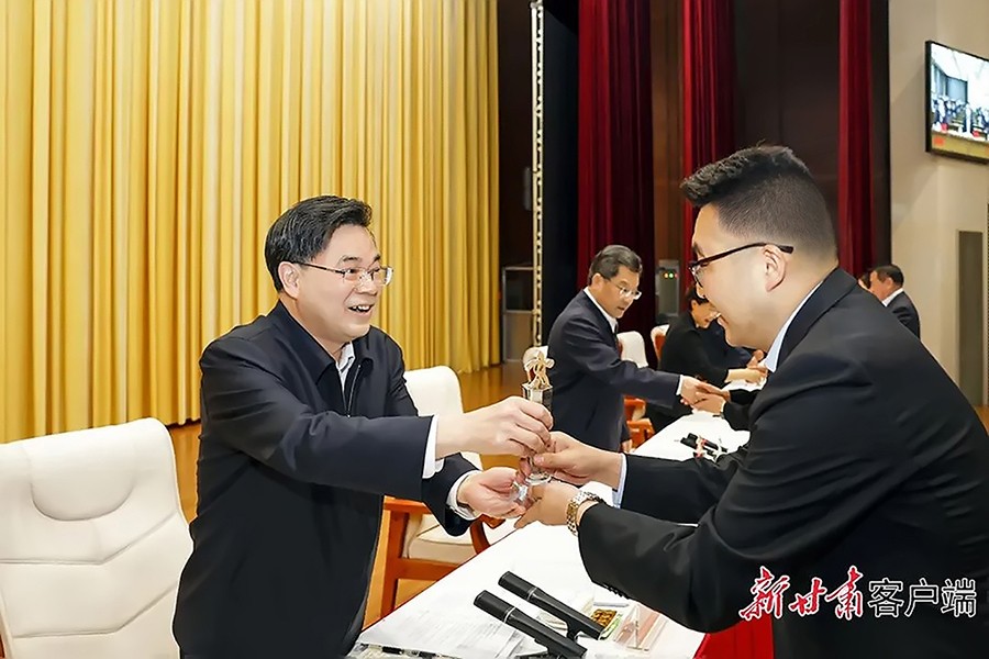 2-2023年5月，省委書記、省人大常委會主任胡昌升為金徽礦業(yè)旅游景區(qū)授“全省文化旅游發(fā)展突出貢獻集體獎”。.jpg