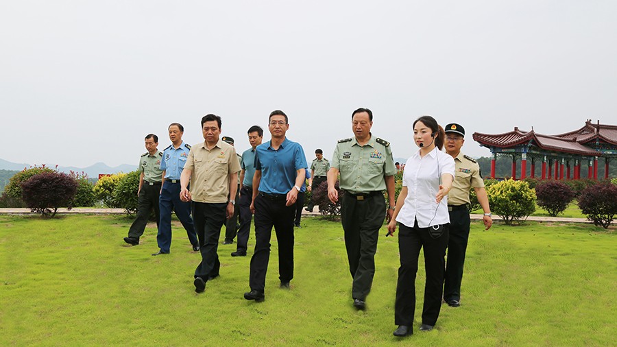 17-2020年7月，省委常委、省軍區(qū)司令員王文清蒞臨金徽股份調(diào)研企業(yè)編兵和綠色礦山建設(shè)工作是表示：金徽股份將民兵作為企業(yè)應(yīng)急救援力量的一員，充分發(fā)揮了民兵作用，立起了在企業(yè)編兵的標(biāo)桿。.jpg