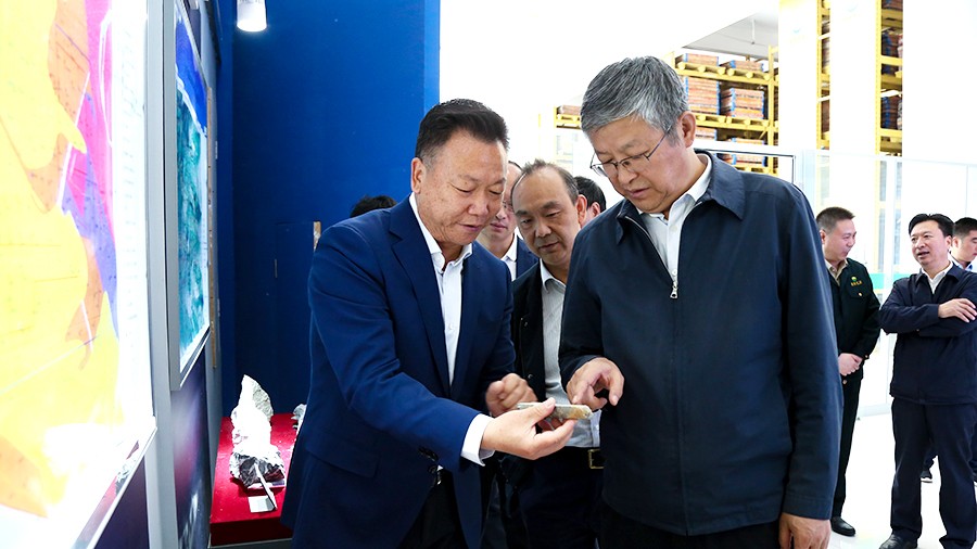 33-2021年5月，隴南市委書記張珂兵蒞臨礦區(qū)調(diào)研尾礦庫治理及綠色礦山建設(shè)情況。.jpg