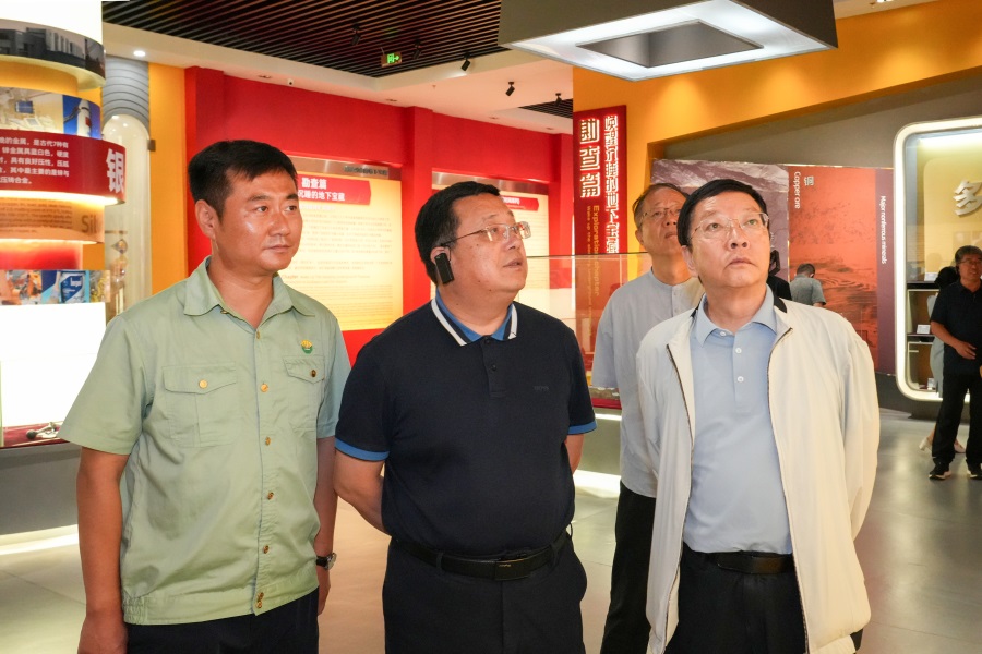 2024.06.23全國政協(xié)委員、 陜西省政協(xié)副主席、民建陜西省委會主委李忠民蒞臨金徽股份調(diào)研.jpg