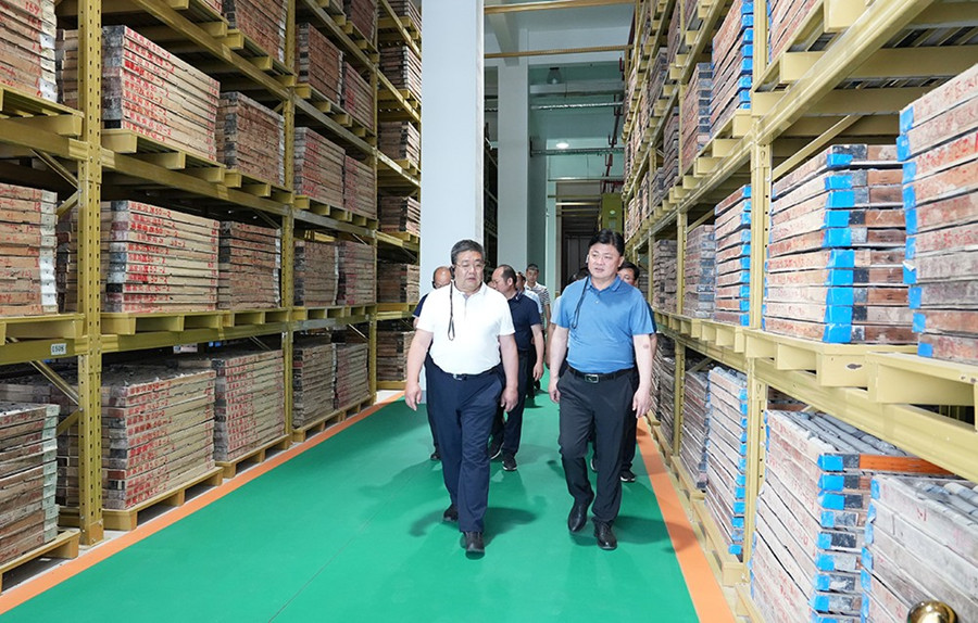 51-2022年6月，省農(nóng)業(yè)農(nóng)村廳一級巡視員朱寶瑩蒞臨金徽股份調(diào)研綠色礦山建設(shè)工作。.jpg