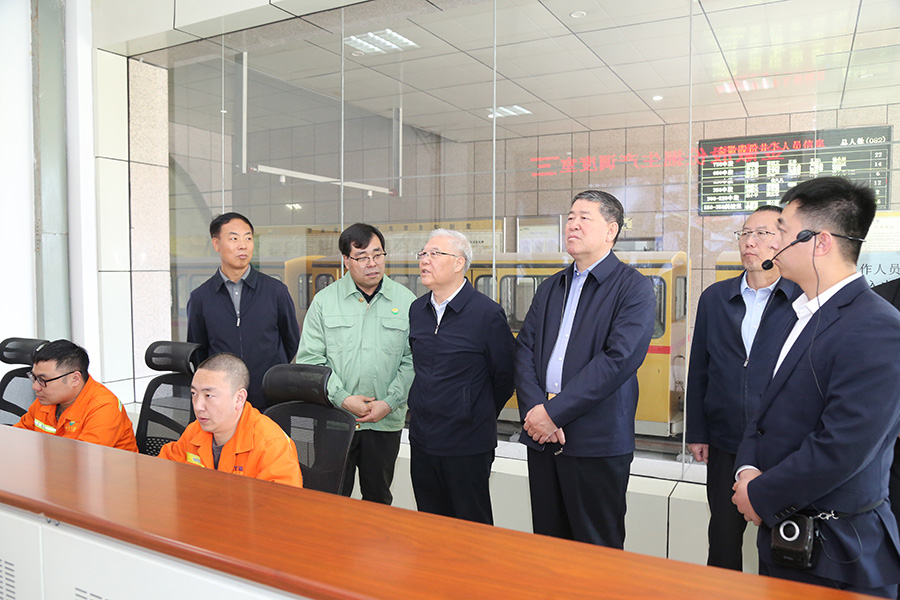全國政協(xié)常委，省政協(xié)副主席，民進中央常委、甘肅省主委尚勛武調(diào)研金徽股份時強調(diào)，要加強科技創(chuàng)新與人才培養(yǎng)。-900.jpg