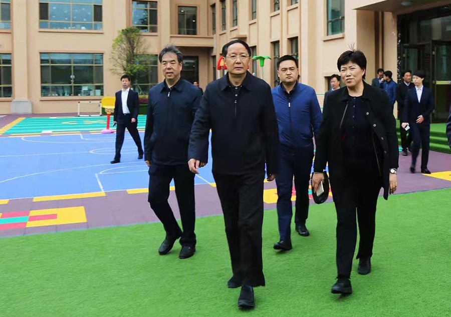 5.2018年4月，時任省政協(xié)主席、黨組書記歐陽堅蒞臨金徽企業(yè)視察-900.jpg